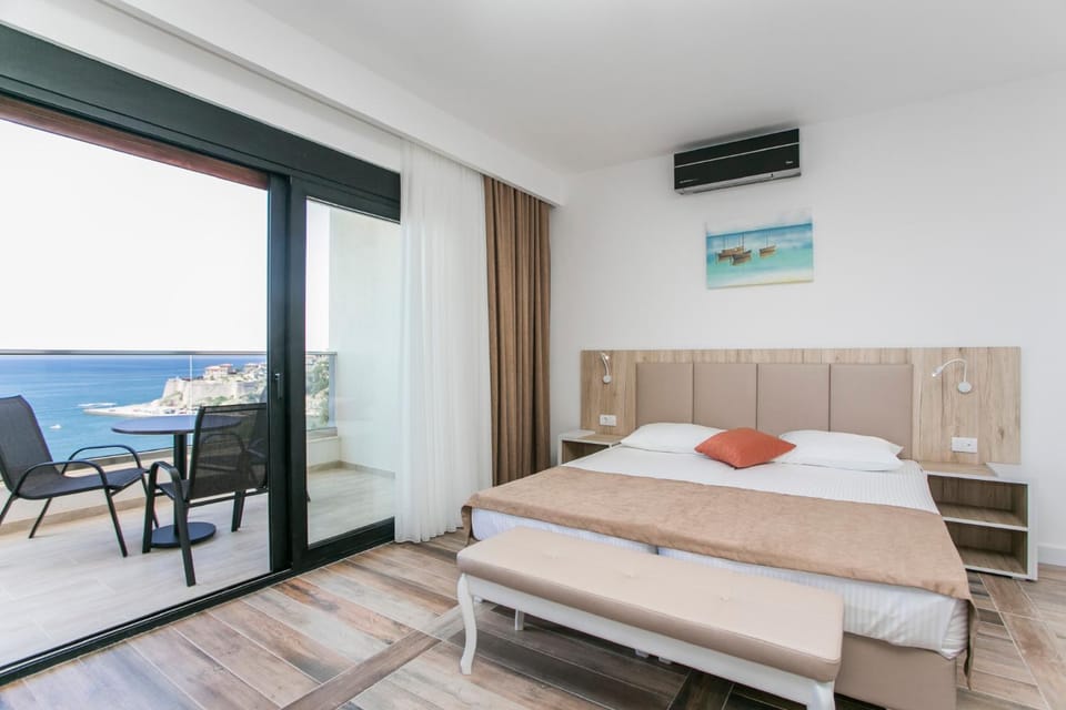 Bed, View (from property/room), Balcony/Terrace, City view, Sea view