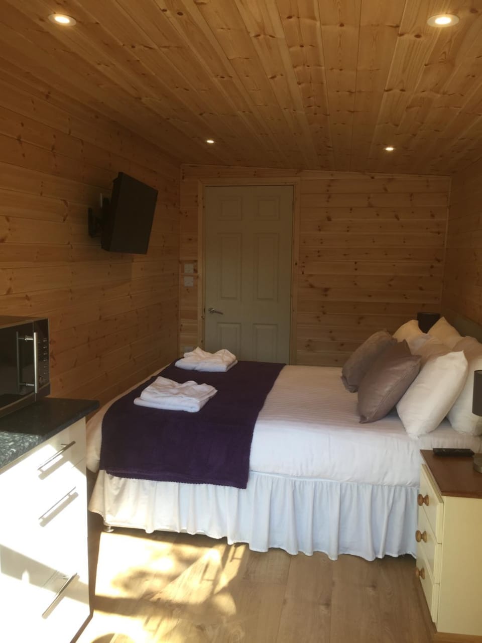 Romantic Getaway Luxury Wooden Cabin With Private Hot Tub and BBQ Cabin in Wales