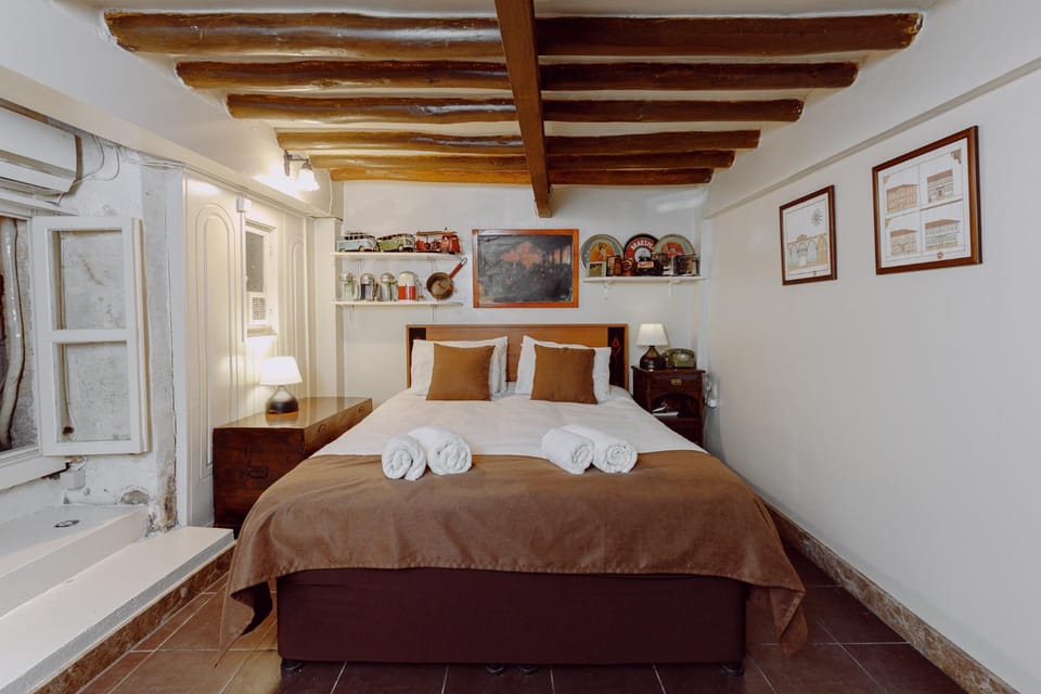 Bed, Photo of the whole room, towels