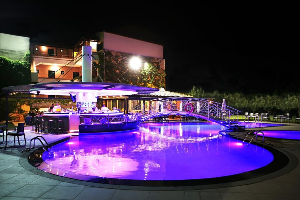 Restaurant/places to eat, Swimming pool