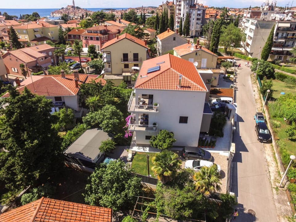 Property building, Neighbourhood, Natural landscape, Bird's eye view, Street view, Location, Parking