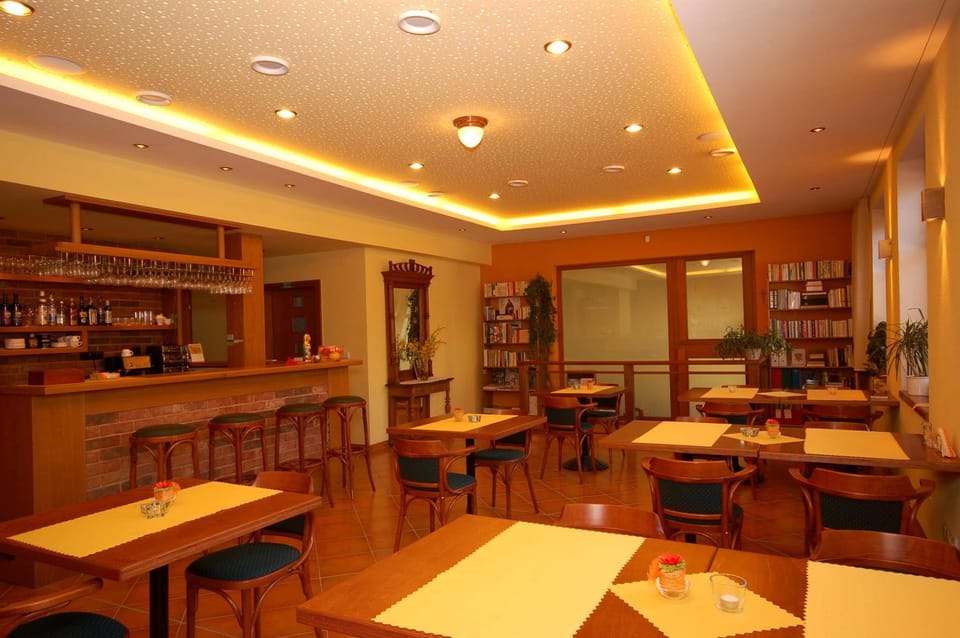 Library, Coffee/tea facilities, Lobby or reception, Continental breakfast, fireplace
