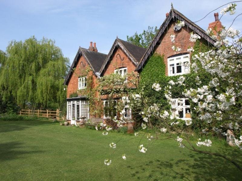 Property building, Day, Garden, Garden view