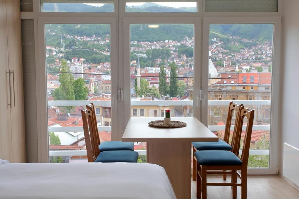 Dining area, City view, Landmark view, Mountain view