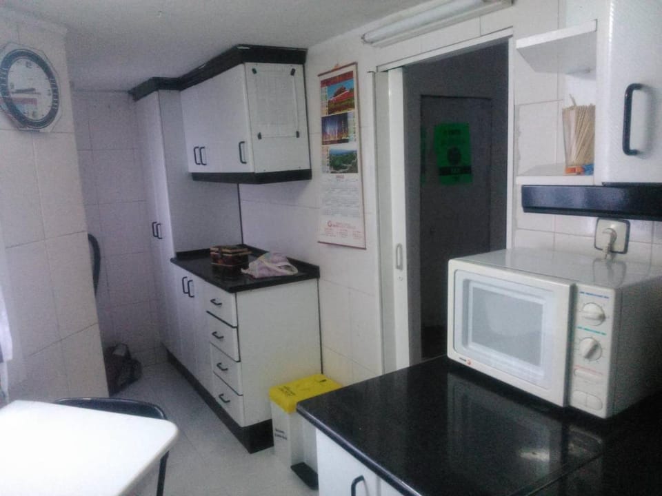 Kitchen or kitchenette, Dining area, Communal kitchen, microwave, pet friendly, toaster