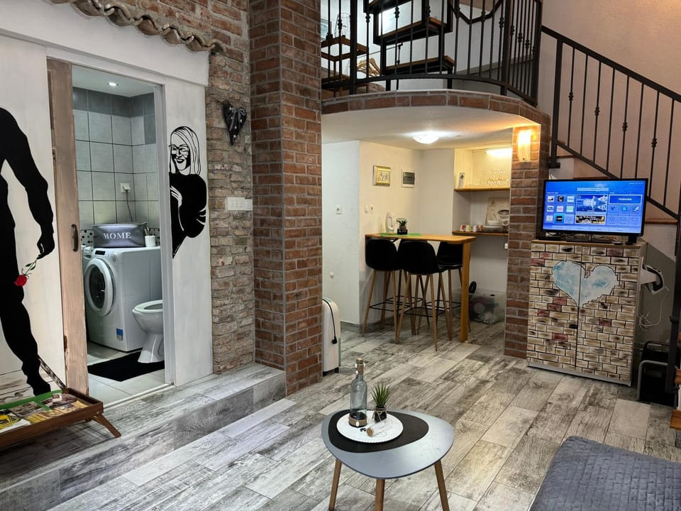 TV and multimedia, Living room, Seating area, Dining area