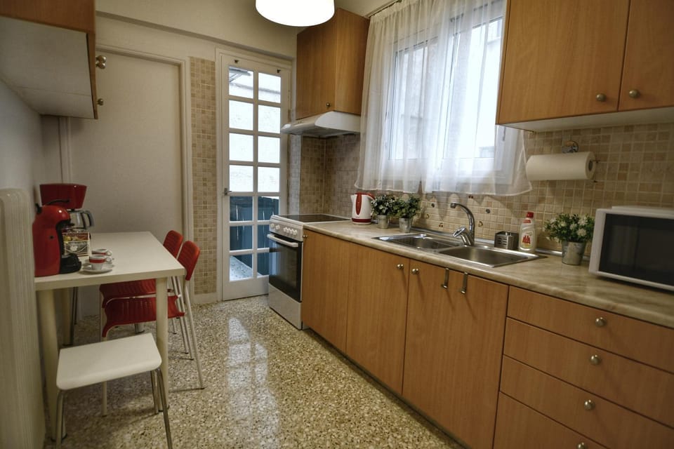 Coffee/tea facilities, Kitchen or kitchenette, Dining area