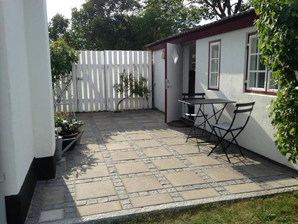 Facade/entrance, BBQ facilities, Garden, Balcony/Terrace, Living room, Dining area