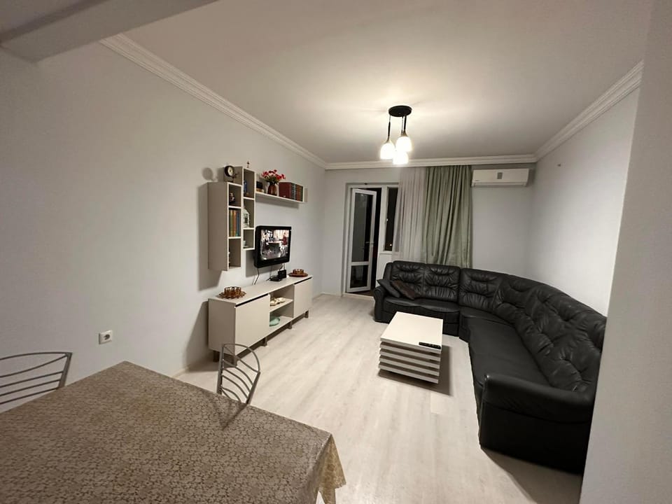 TV and multimedia, Living room, Photo of the whole room, Seating area, air conditioner