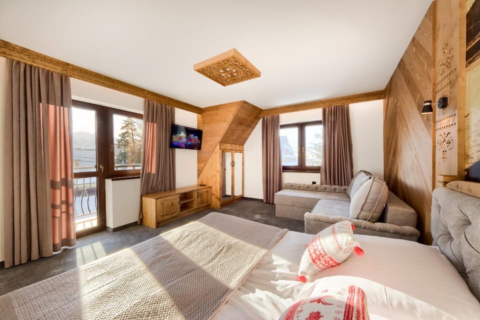 Communal lounge/ TV room, Bed, TV and multimedia, Living room, Seating area, Bedroom, Mountain view, wardrobe