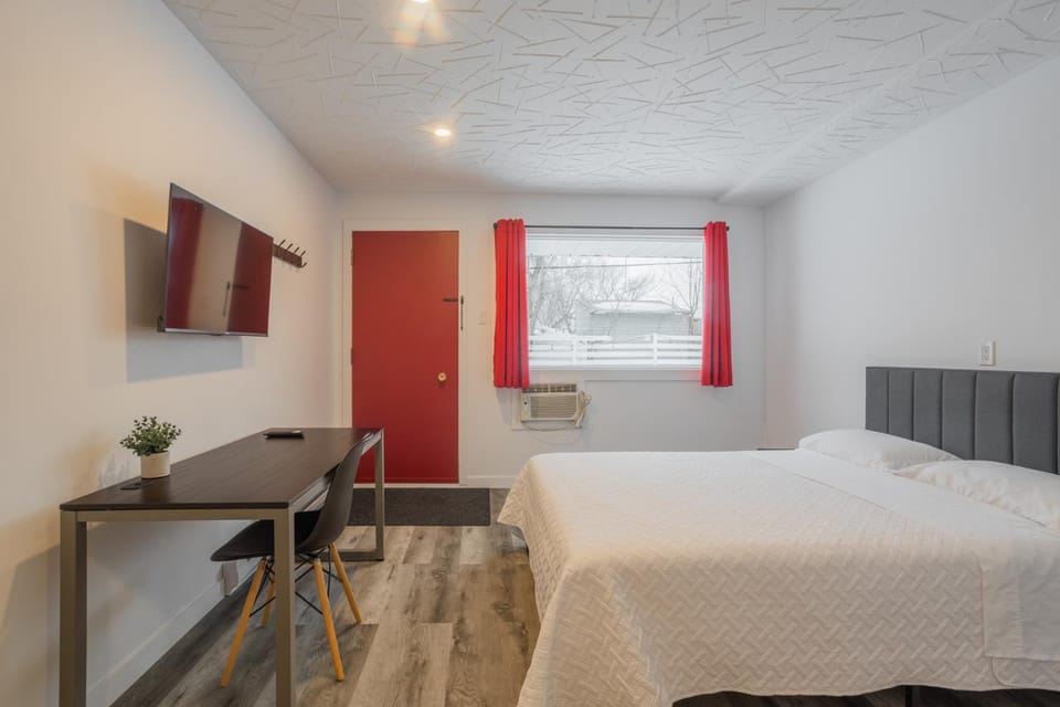 Bed, TV and multimedia, Bedroom, hair dresser