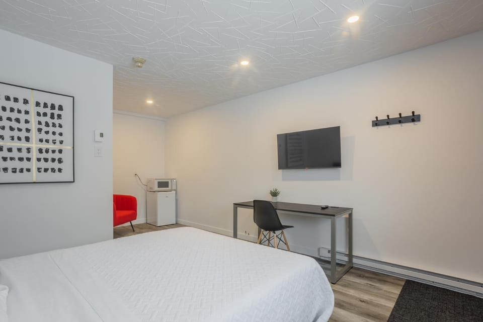 Bed, TV and multimedia, Photo of the whole room, Bedroom, hair dresser