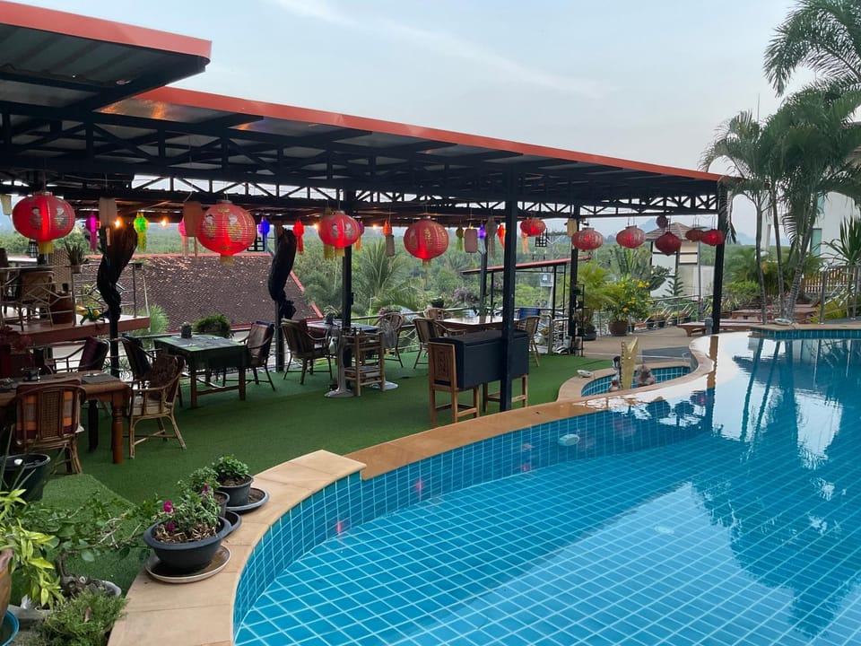 Restaurant/places to eat, Day, Banquet/Function facilities, Swimming pool