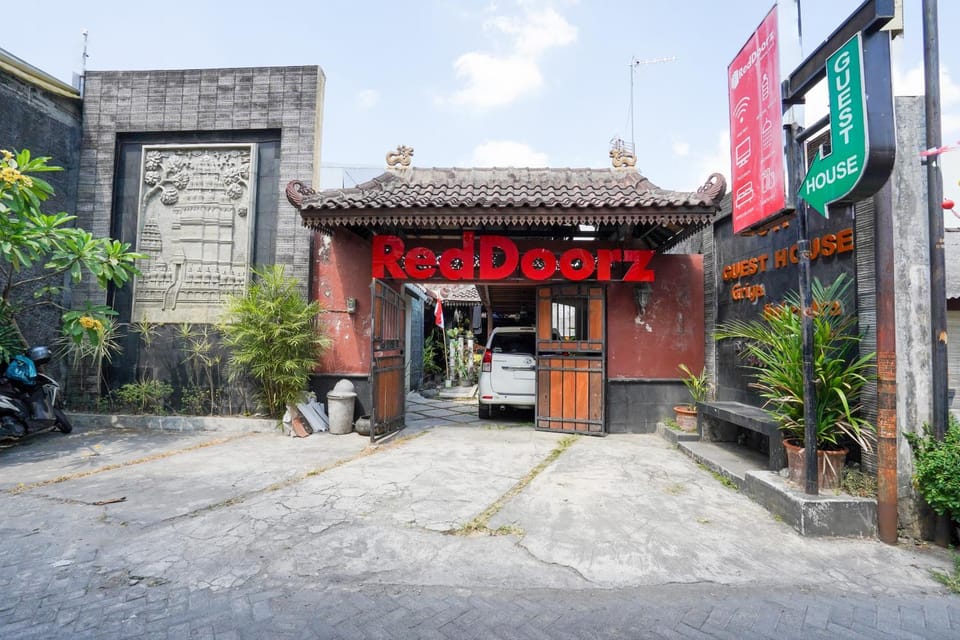Facade/entrance