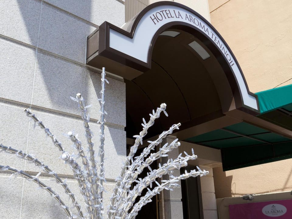 Facade/entrance, Facade/entrance, Day, Decorative detail
