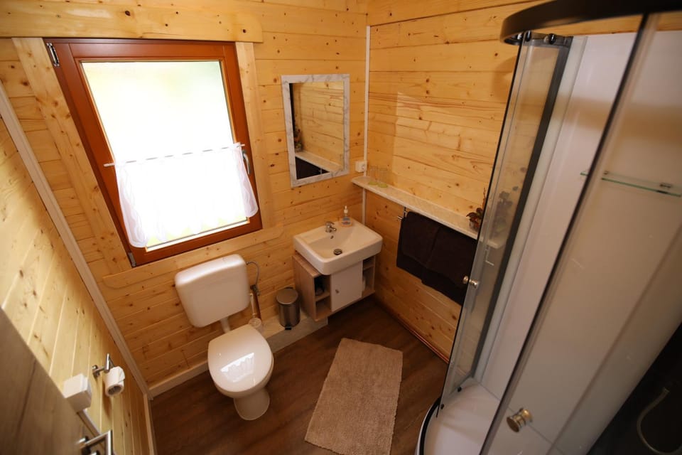 Shower, Toilet, Day, Garden, Garden, Bathroom, Balcony/Terrace, On site, Garden view, Certificate/Award