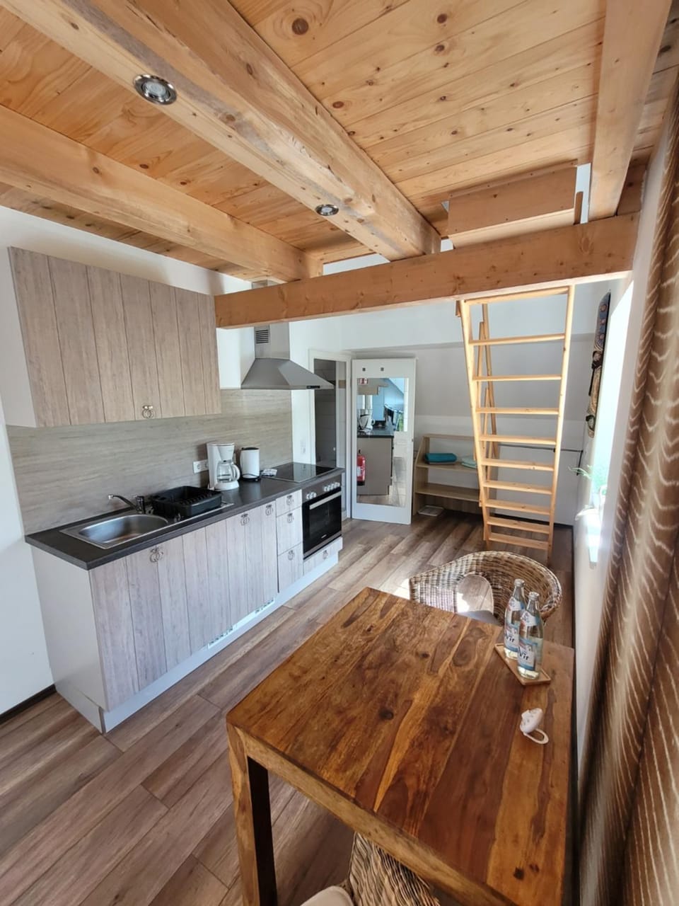 Coffee/tea facilities, Kitchen or kitchenette, Dining area, oven, stove, toaster