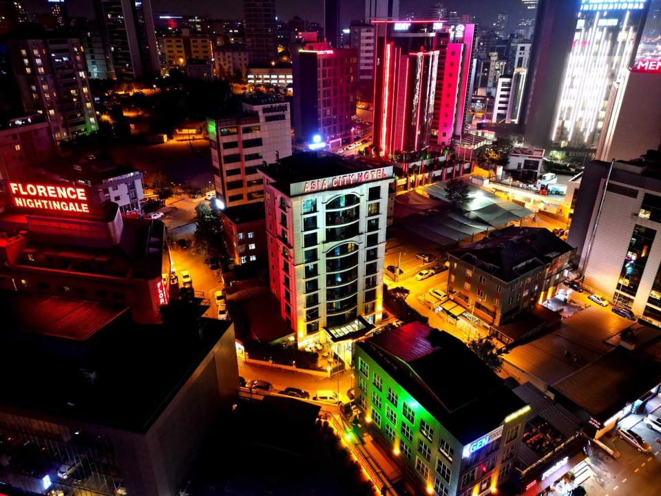 Property building, Night, Neighbourhood, Bird's eye view, Evening entertainment, Food, City view, Street view, Location