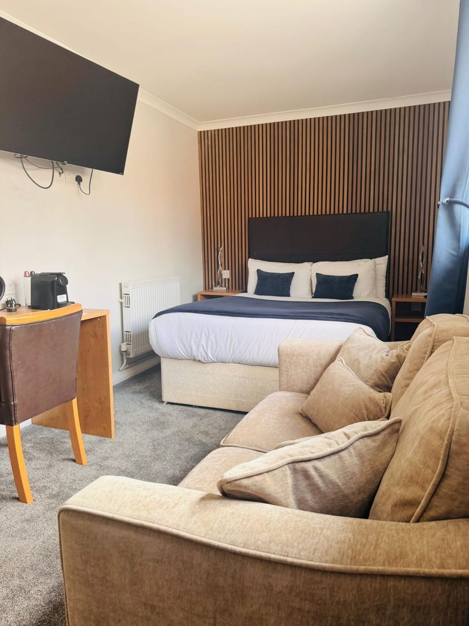 Bed, TV and multimedia, Seating area, Bedroom