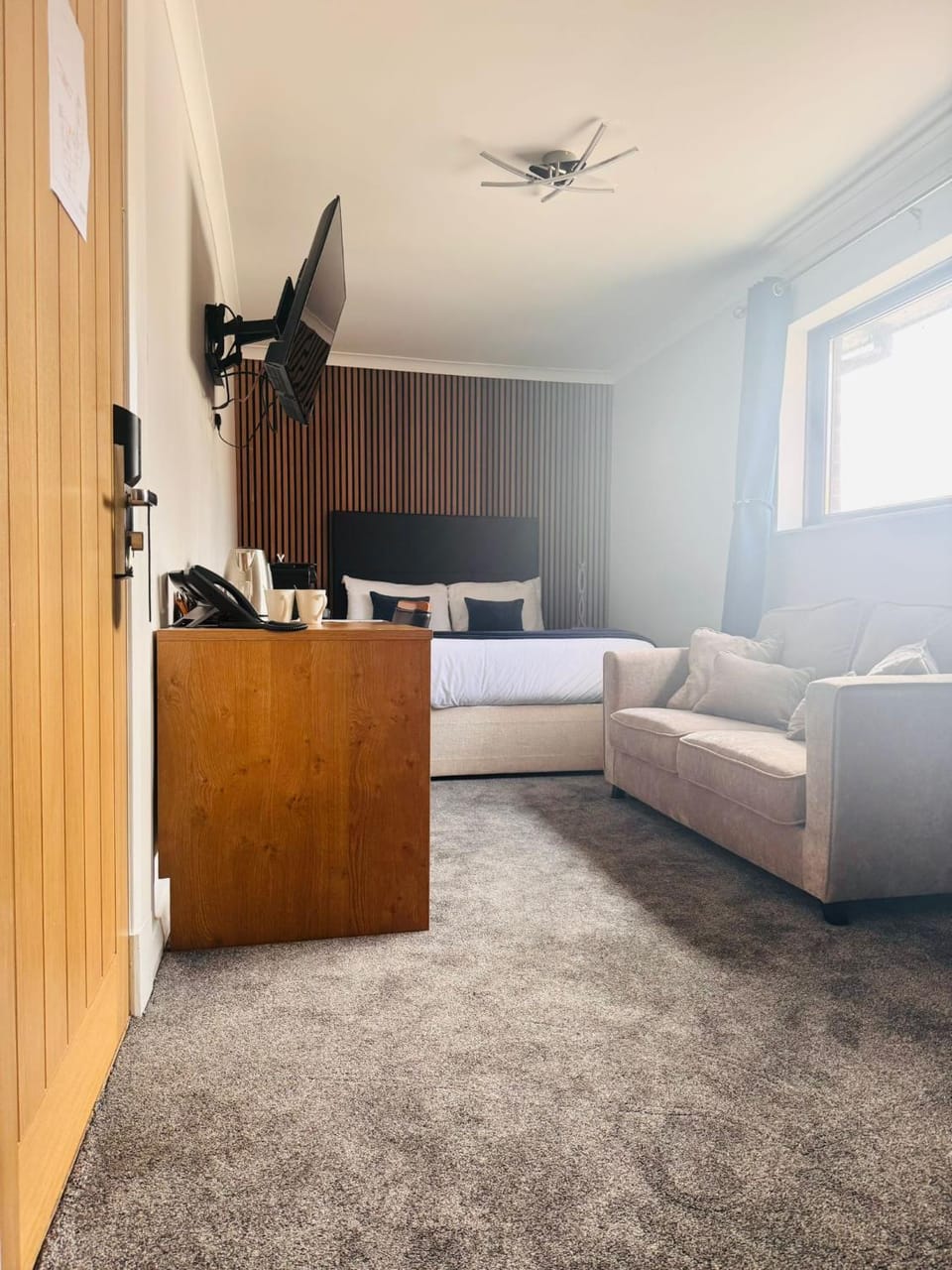 Bed, TV and multimedia, Seating area, Bedroom