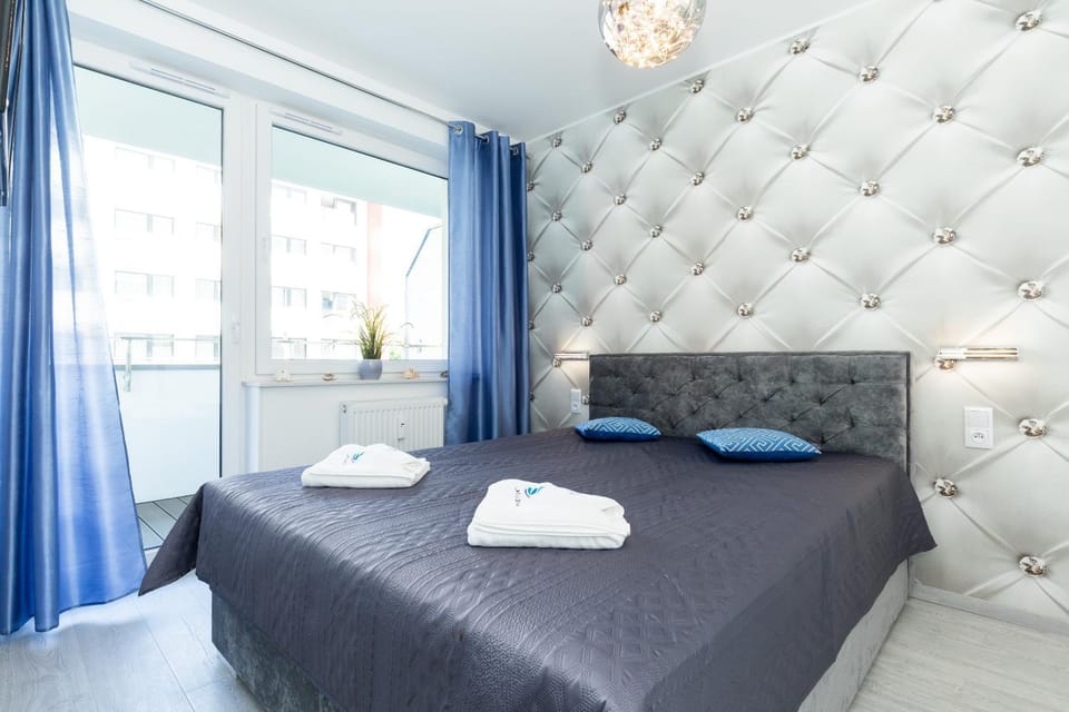 Property building, Bed, Bedroom