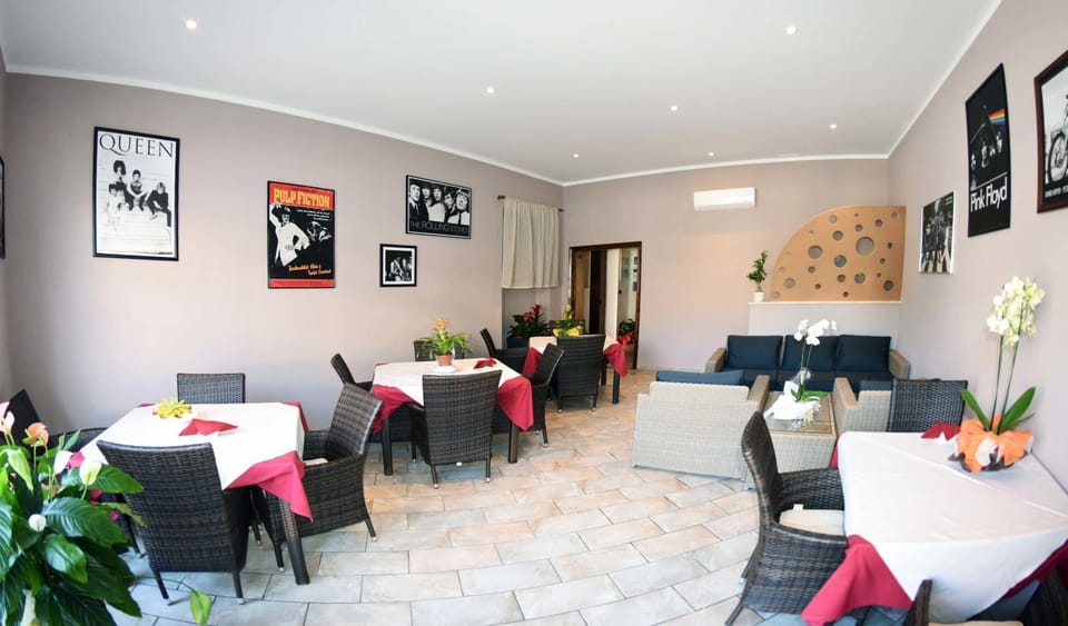 Restaurant/places to eat, Lobby or reception, Lounge or bar
