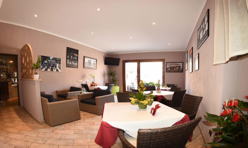 Restaurant/places to eat, Lobby or reception, Lounge or bar, On site