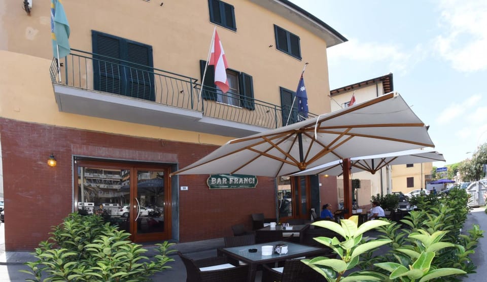 Property building, Restaurant/places to eat, Facade/entrance, Property logo or sign, Lounge or bar, Food and drinks, On site