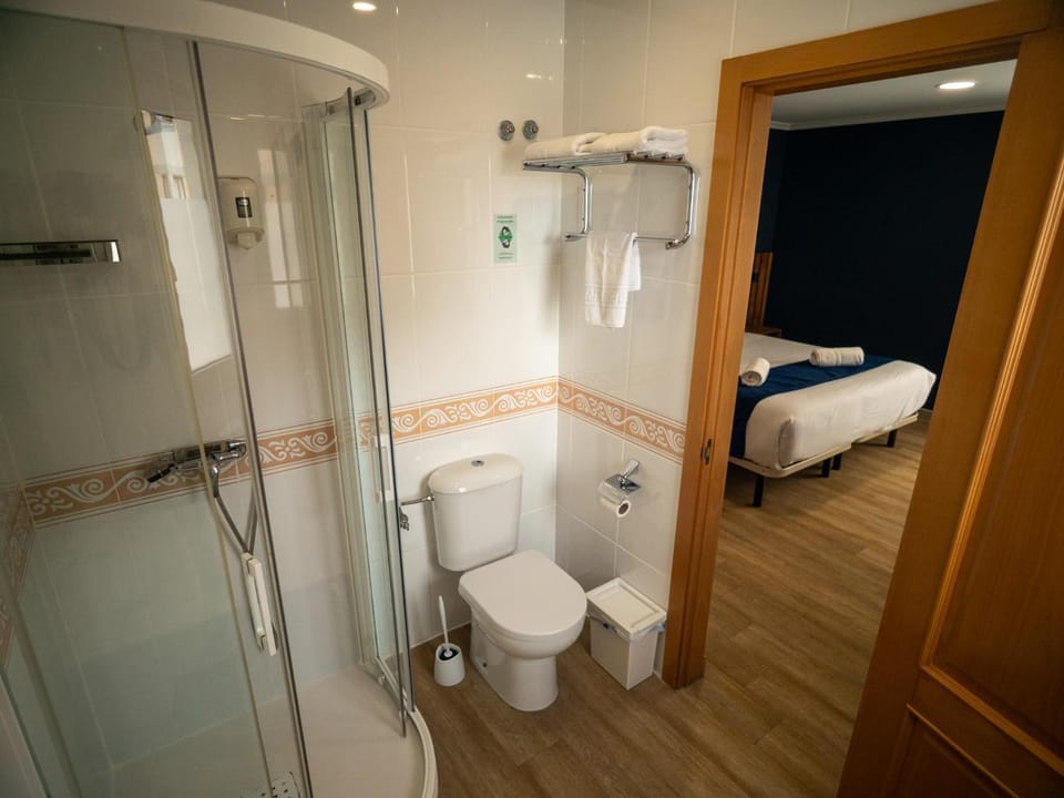 Shower, Toilet, Bed, Bathroom, towels
