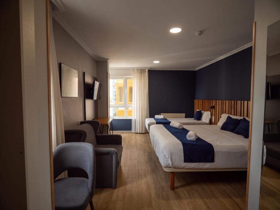 Bed, TV and multimedia, Photo of the whole room, Seating area, Bedroom