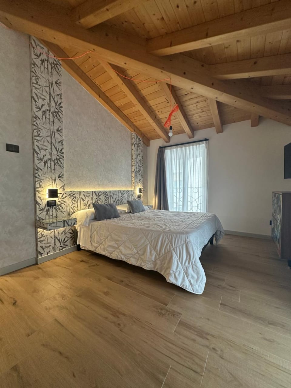 Bed, TV and multimedia, Photo of the whole room, Bedroom