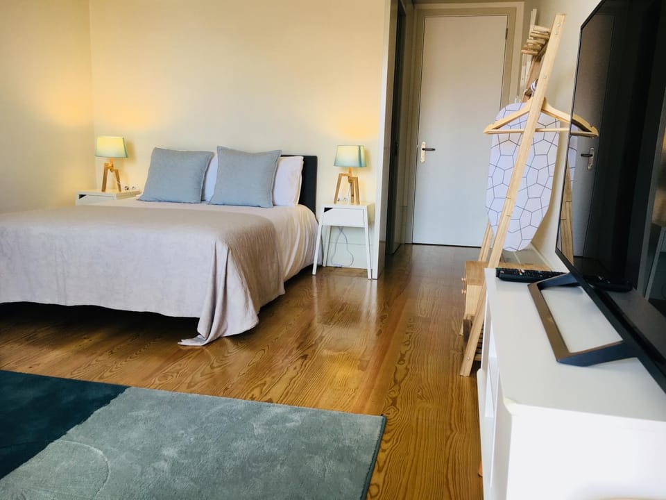 Bed, People, TV and multimedia, Bedroom, Family