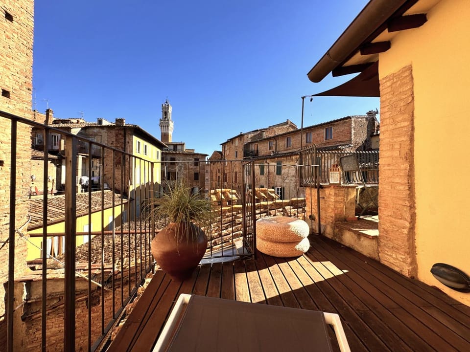 LA COSTARELLA - Central with Cozy Terrace Apartment in Siena