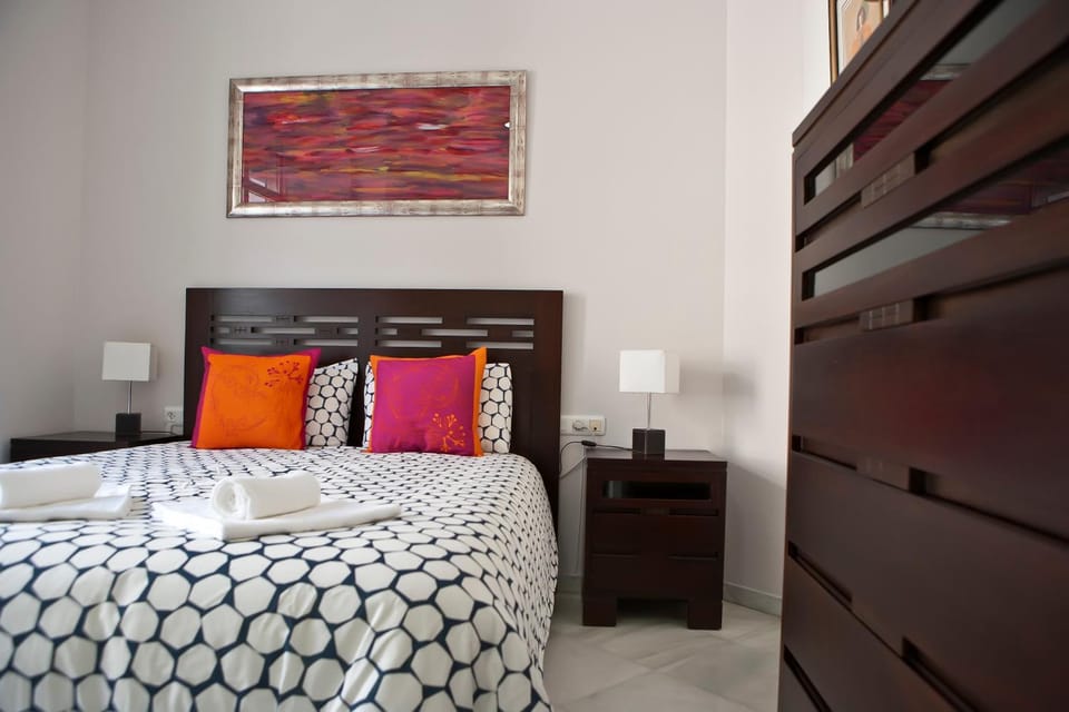 Photo of the whole room, Bedroom