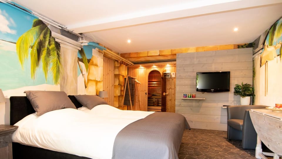 Bed, TV and multimedia, Bedroom