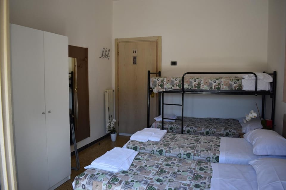 Bed, Balcony/Terrace, bunk bed