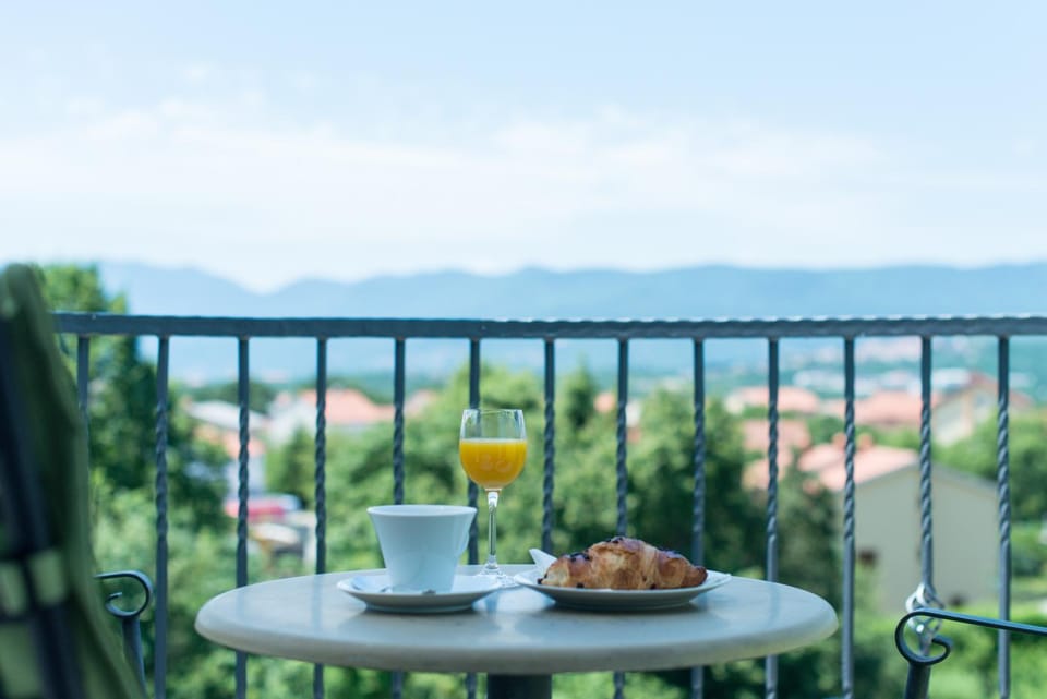 View (from property/room), Balcony/Terrace, Mountain view, Breakfast