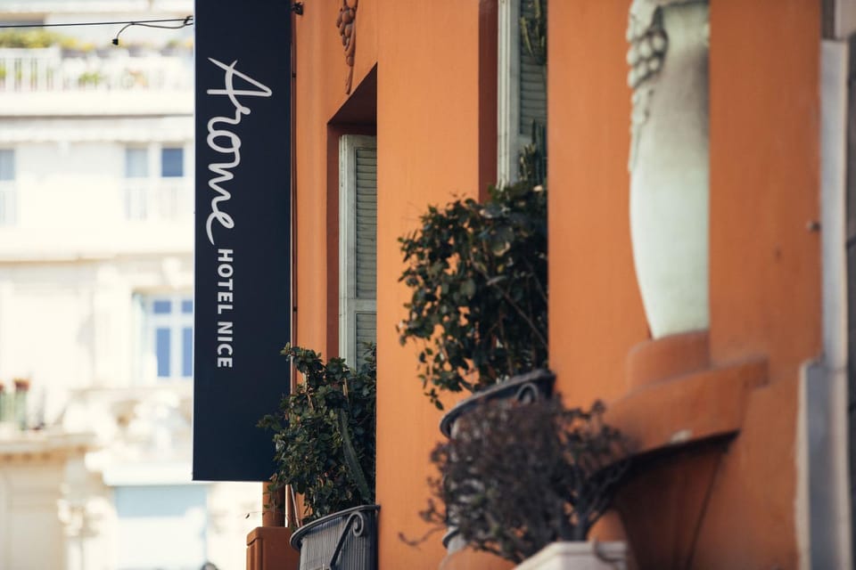 Property building, Facade/entrance, Property logo or sign, Logo/Certificate/Sign, Street view