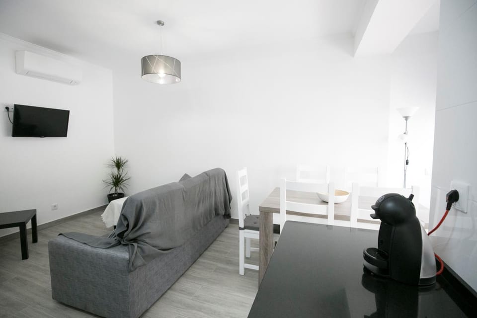Coffee/tea facilities, Kitchen or kitchenette, Living room