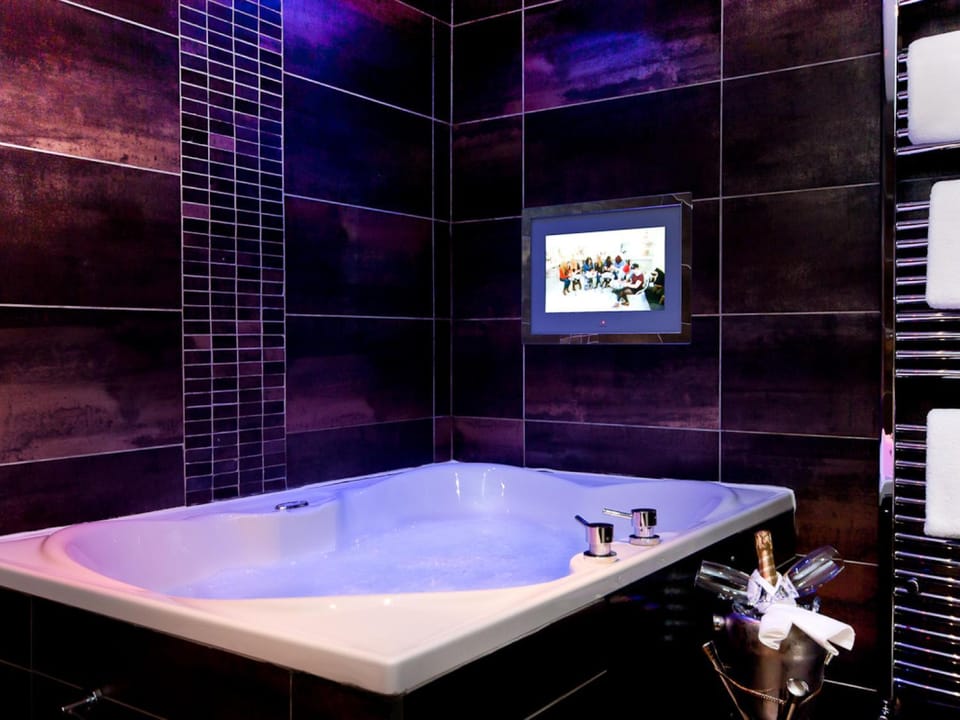 Bathroom, TV and multimedia