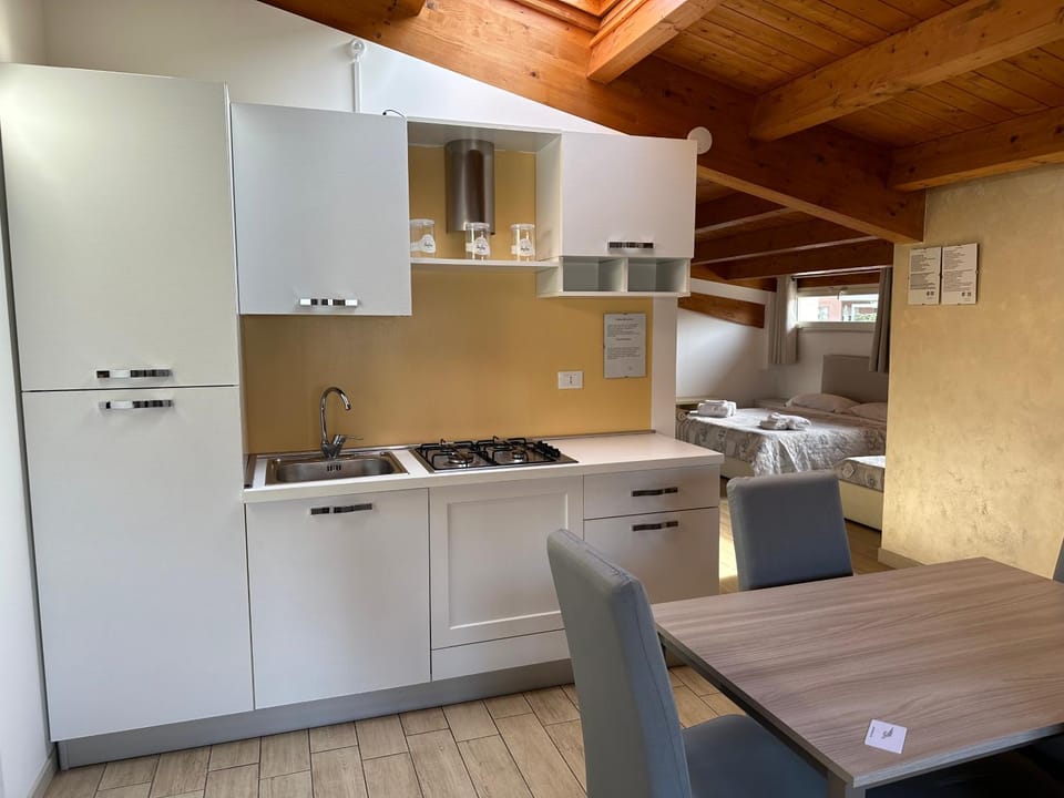 Kitchen or kitchenette, Dining area, stove