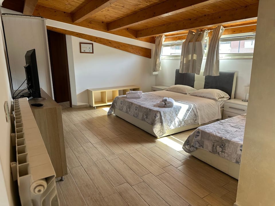 Bed, TV and multimedia, Photo of the whole room, Bedroom