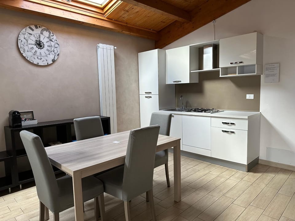 Kitchen or kitchenette, Dining area, stove