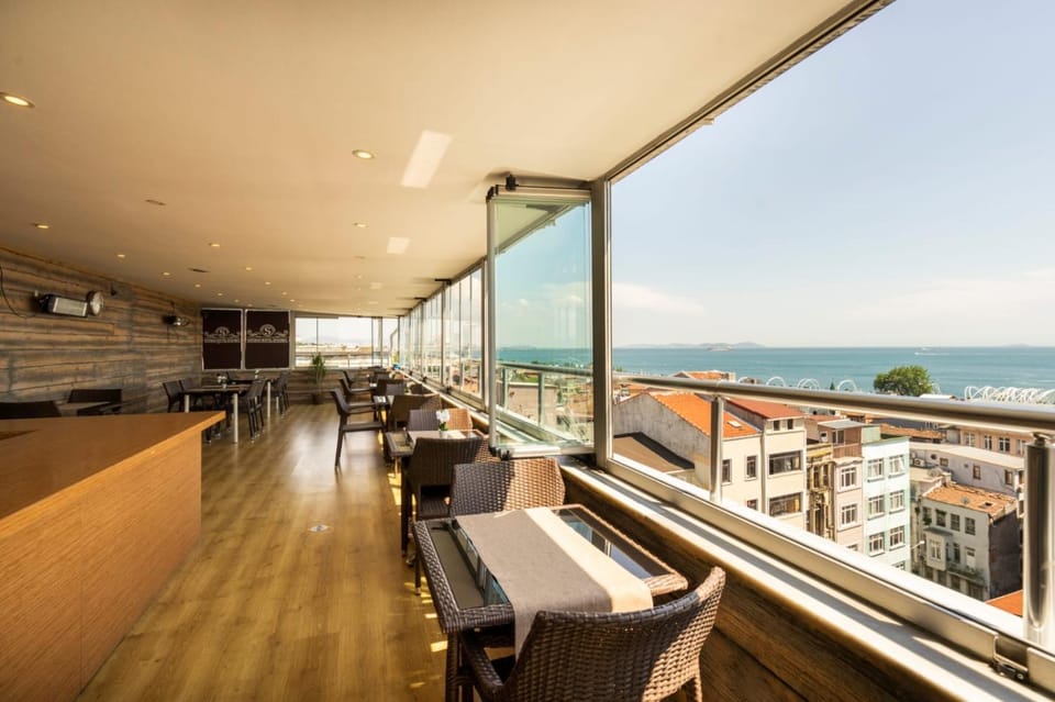 Restaurant/places to eat, Coffee/tea facilities, Dining area, Breakfast