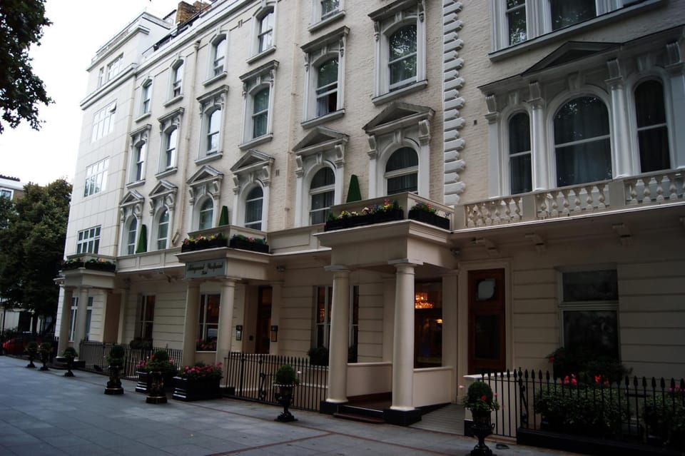 Facade/entrance, Neighbourhood