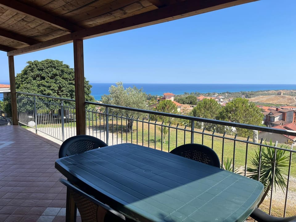 View (from property/room), Balcony/Terrace, City view, Garden view, Sea view