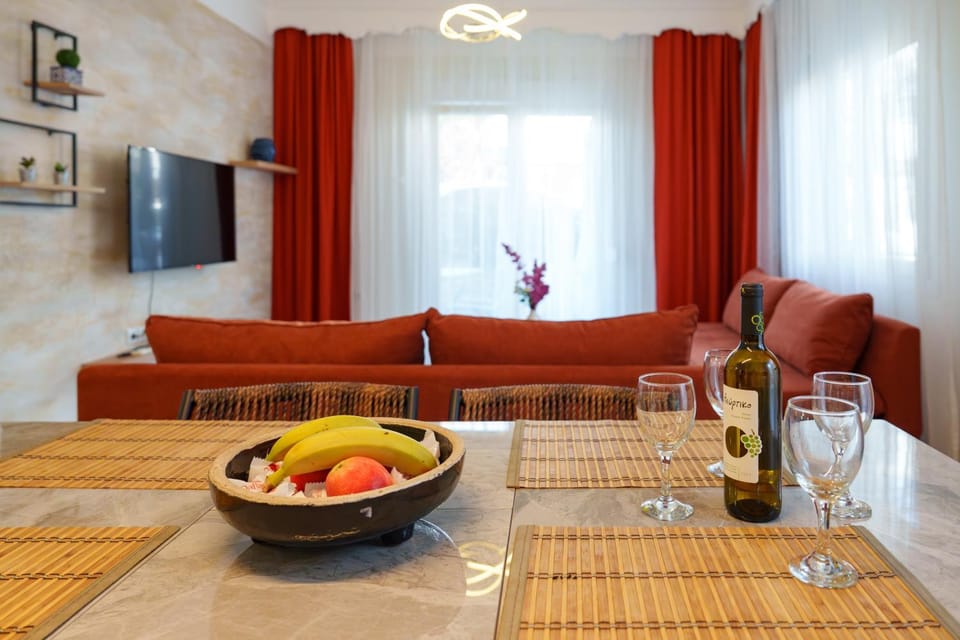 Communal lounge/ TV room, TV and multimedia, Living room, Seating area, Dining area, Food