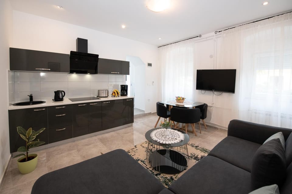 TV and multimedia, Kitchen or kitchenette, Living room, Seating area, Dining area