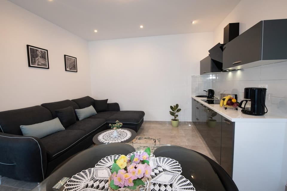 Kitchen or kitchenette, Living room, Seating area, Dining area