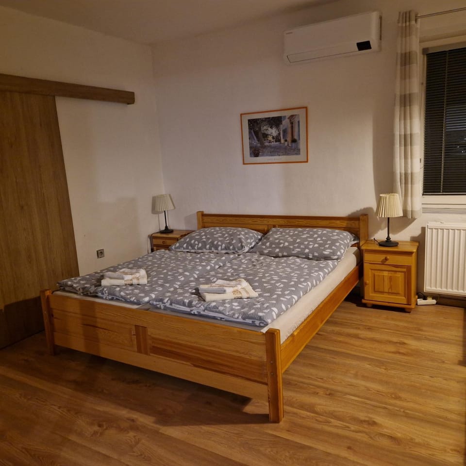 Bed, Photo of the whole room